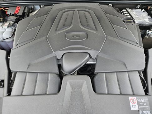 Used 2025 Porsche Cayenne AWD/4WD image 30