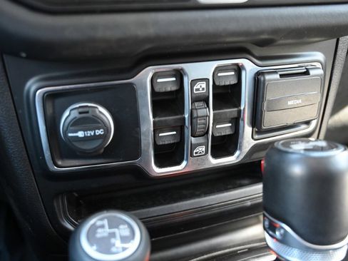 Used 2024 Jeep Wrangler Unlimited Sahara AWD/4WD image 31