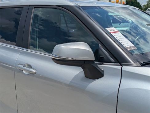 Used 2023 Toyota Highlander LE image 10