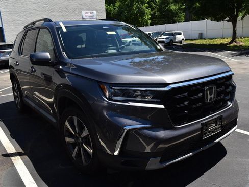 Certified 2023 Honda Pilot Touring image 3