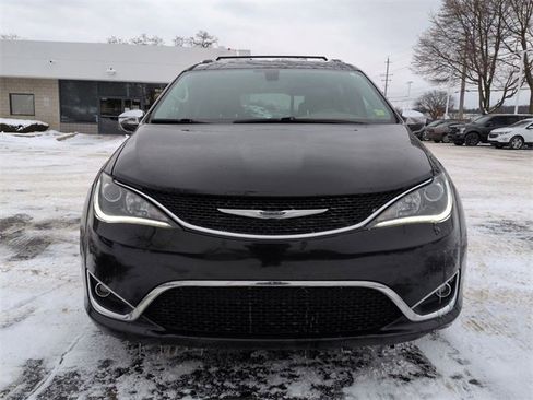 Used 2019 Chrysler Pacifica Limited w/ Tire & Wheel Group image 8