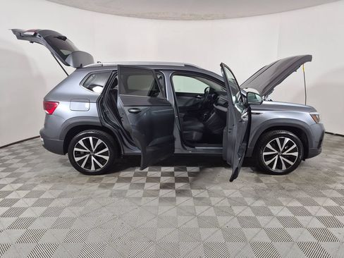 Used 2023 Volkswagen Taos SE w/ Panoramic Sunroof Package FWD image 9