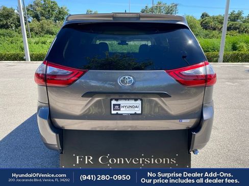 Used 2020 Toyota Sienna L FWD image 28