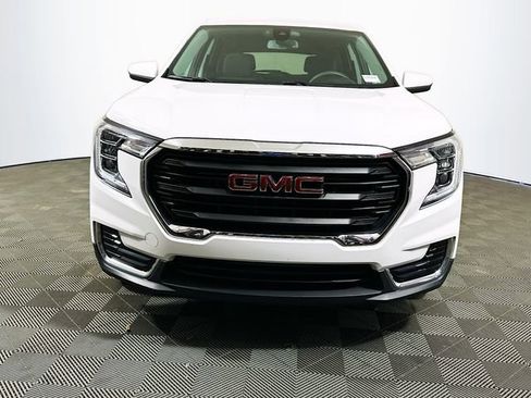 Used 2024 GMC Terrain SLE image 3