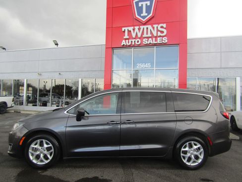 Used 2017 Chrysler Pacifica Touring Plus w/ Tire & Wheel Group image 2