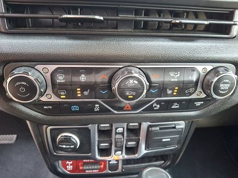 Certified 2024 Jeep Wrangler Unlimited AWD/4WD image 15
