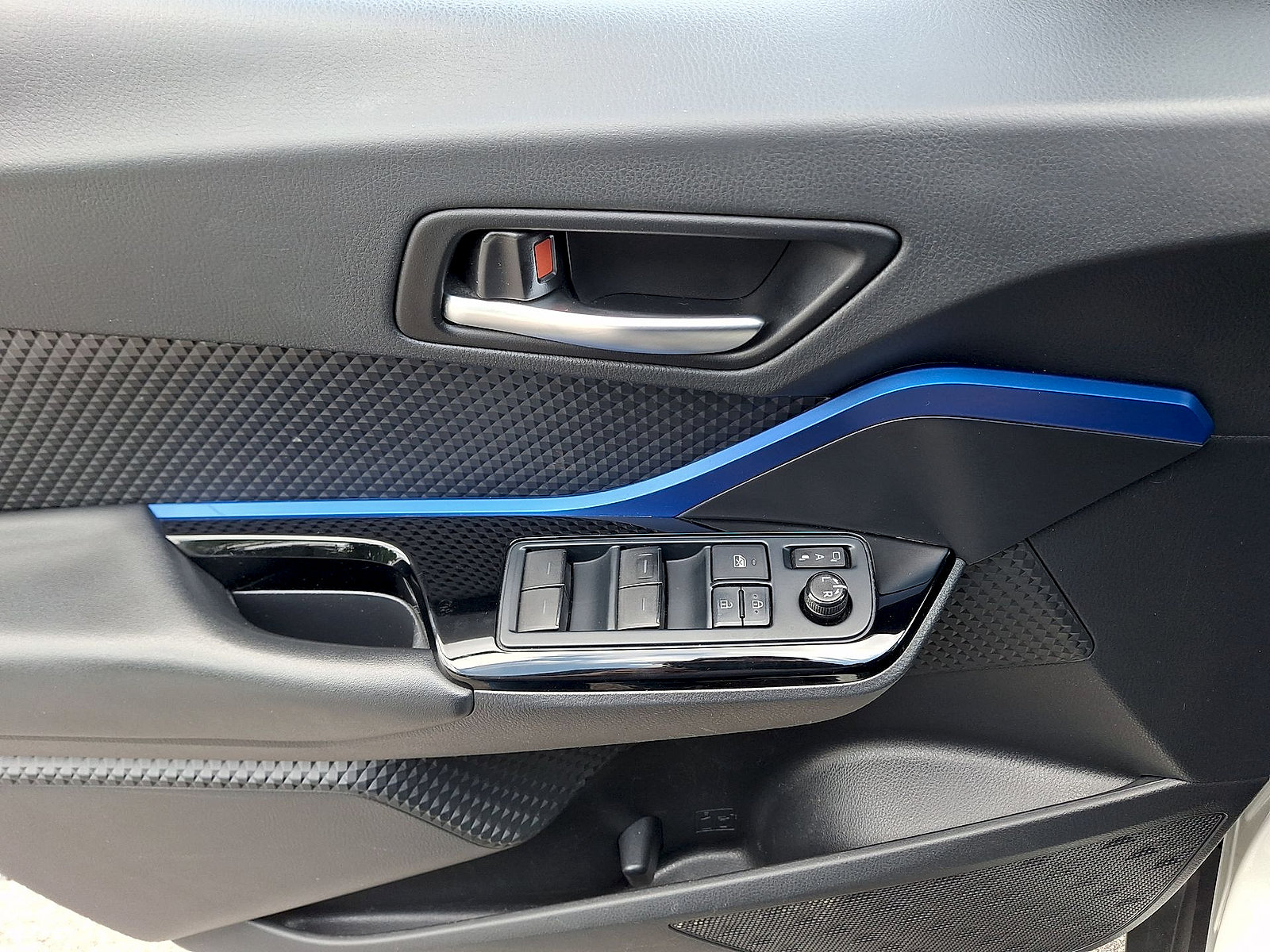Used 2021 Toyota C-HR XLE FWD image 10