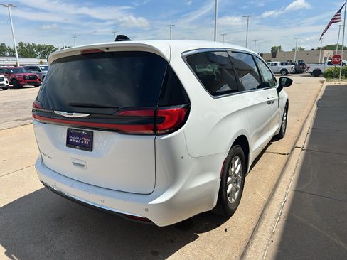 Used 2024 Chrysler Pacifica Touring-L FWD image 5