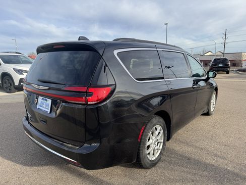 Used 2022 Chrysler Pacifica Touring-L image 10