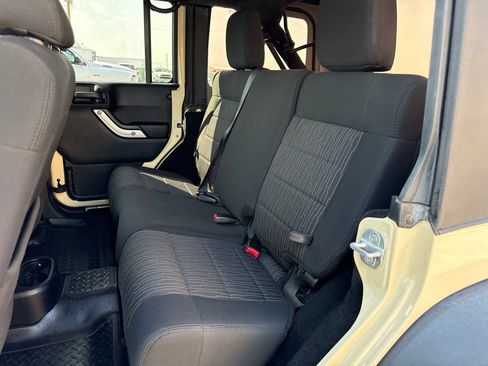 Used 2012 Jeep Wrangler Unlimited Rubicon w/ Connectivity Group AWD/4WD image 12