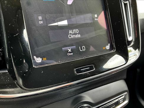 Used 2022 Volvo XC40 T5 Momentum image 35