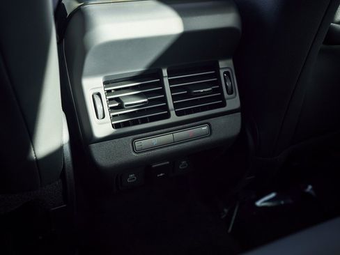 Used 2024 Land Rover Range Rover Evoque Dynamic SE image 34