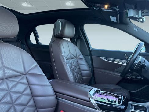 Used 2023 BMW 740i image 31