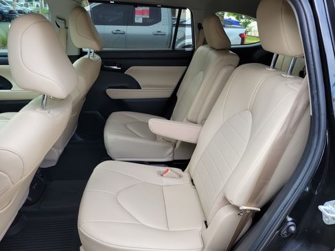 Used 2023 Toyota Highlander XLE FWD image 27