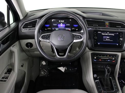 Used 2022 Volkswagen Tiguan SE w/ Panoramic Sunroof Package image 6