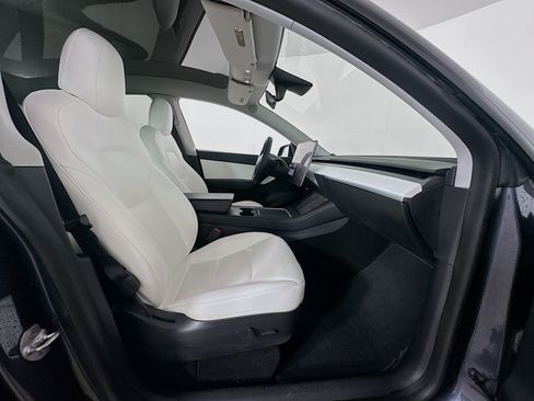 Used 2021 Tesla Model Y Long Range AWD/4WD image 31
