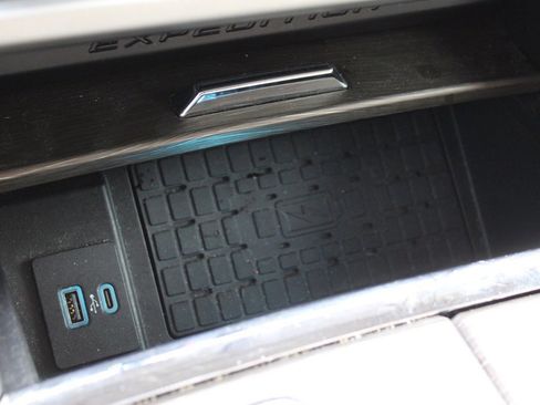 Used 2022 Ford Expedition Limited image 21