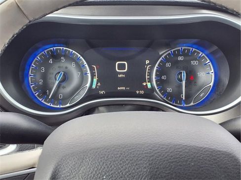 Used 2018 Chrysler Pacifica Limited image 16