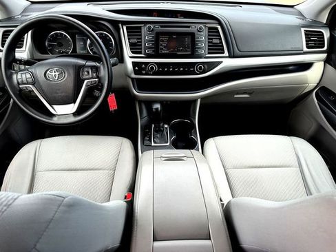 Used 2018 Toyota Highlander LE image 25