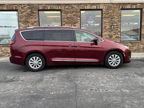 Used 2019 Chrysler Pacifica Touring-L image 6