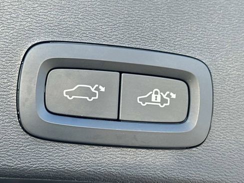 Used 2021 Volvo XC40 T4 Momentum w/ Premium Package image 18