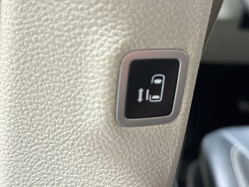 Used 2024 Chrysler Pacifica Touring-L image 15