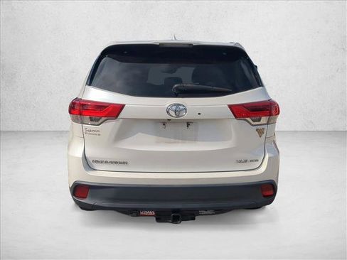 Used 2017 Toyota Highlander XLE w/ Carpet Mat Package image 6