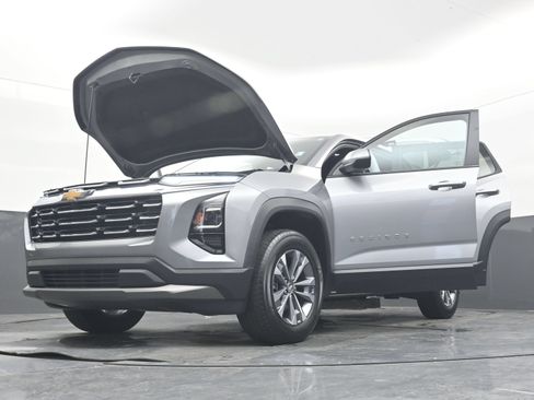 Used 2025 Chevrolet Equinox LT FWD image 41