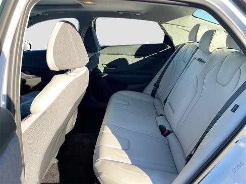 Used 2024 Hyundai Elantra Limited image 25