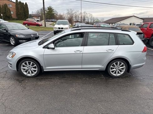 Used 2017 Volkswagen Golf SE image 2