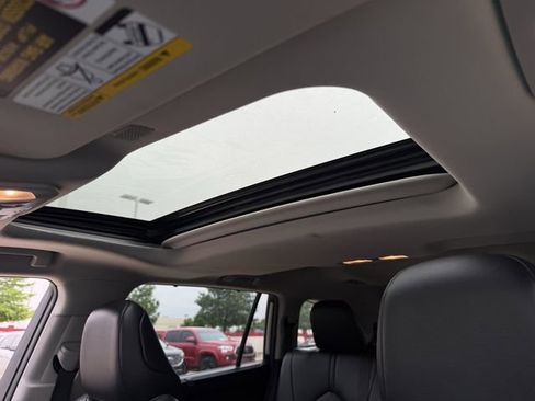 Used 2021 Toyota Highlander XLE AWD/4WD image 25
