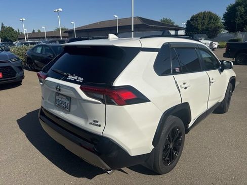 Used 2022 Toyota RAV4 SE w/ Convenience Package AWD/4WD image 9