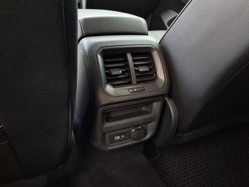 Used 2022 Volkswagen Tiguan SE image 6