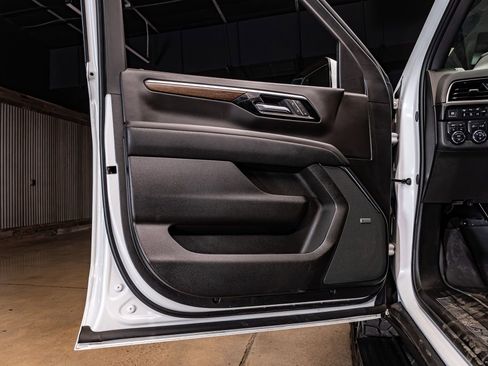 Used 2025 Chevrolet Suburban High Country image 30