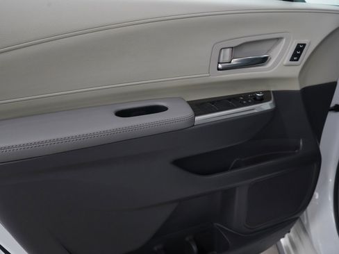 Used 2024 Toyota Sienna Limited image 17