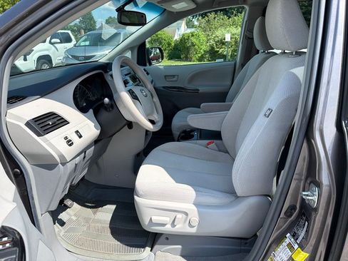 Used 2014 Toyota Sienna LE AWD/4WD image 17
