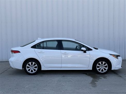 Used 2022 Toyota Corolla LE image 3