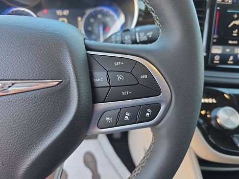Used 2024 Chrysler Pacifica Limited FWD image 36