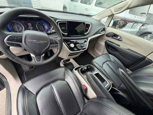 Used 2023 Chrysler Pacifica Touring-L FWD image 10