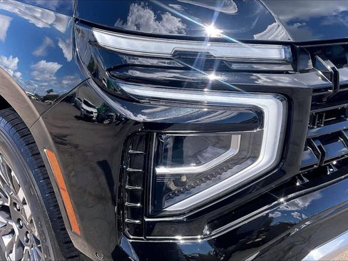 Used 2025 Chevrolet Suburban Z71 AWD/4WD image 24