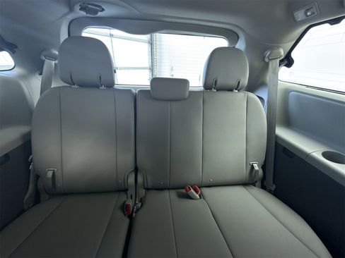 Used 2018 Toyota Sienna XLE w/ XLE Navigation Package image 35