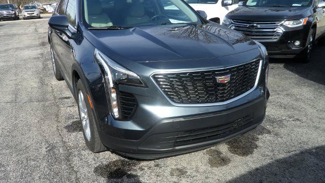 Used 2019 Cadillac XT4 Luxury w/ Cold Weather Package FWD image 3