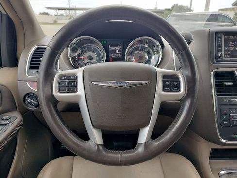 Used 2014 Chrysler Town & Country Touring-L w/ Driver Convenience Group FWD image 22