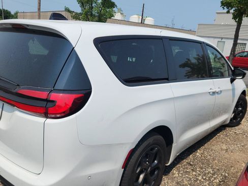 Used 2024 Chrysler Pacifica Limited FWD image 4