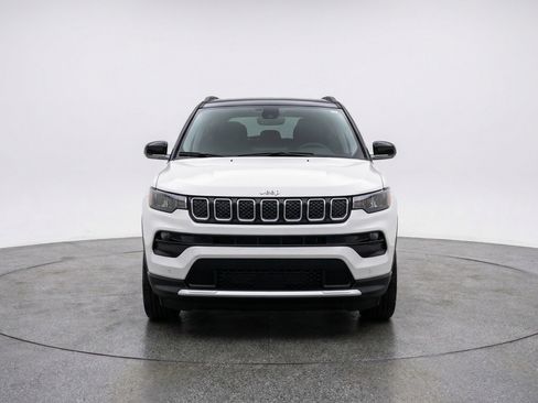 Used 2025 Jeep Compass Limited AWD/4WD image 2