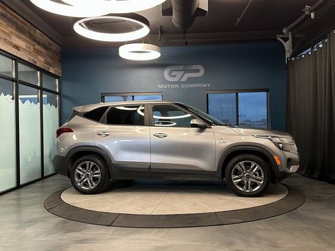 Used 2021 Kia Seltos LX image 2