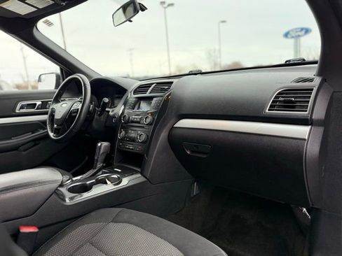 Used 2017 Ford Explorer XLT image 11