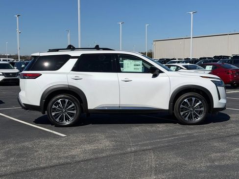 New 2026 Nissan Pathfinder Platinum FWD image 3