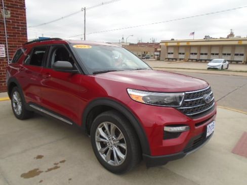 Used 2023 Ford Explorer XLT w/ Equipment Group 202A AWD/4WD image 13