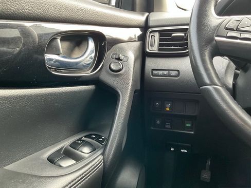 Used 2017 Nissan Rogue Sport SV w/ SV Premium Package image 22